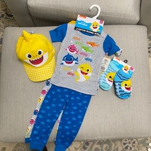 NWT Baby shark BUNDLE cotton PJS 2-pack with yellow hat and 6 pack of socks